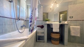 Dusche, Haartrockner, Bidet, Handtücher