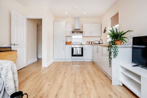 Stunning, Modern, Spacious Flat with Free Parking, Rural