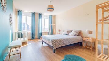 4 Schlafzimmer, Schreibtisch, Bügeleisen/Bügelbrett, kostenloses WLAN