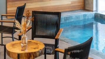 Piscina interna, funciona das 8h às 21h30, espreguiçadeiras