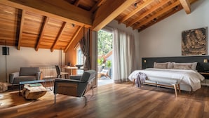 A bedroom with a wooden ceiling, a bed, a desk, and a chair. - Jangal das Araucárias Swan Design Hotel Canela (Canela)