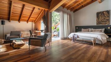 Design Studio Suite | Minibar, in-room safe, individually decorated, desk