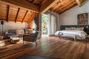 设计开间套房 | 迷你吧、客房内保险箱、特色装修、办公桌