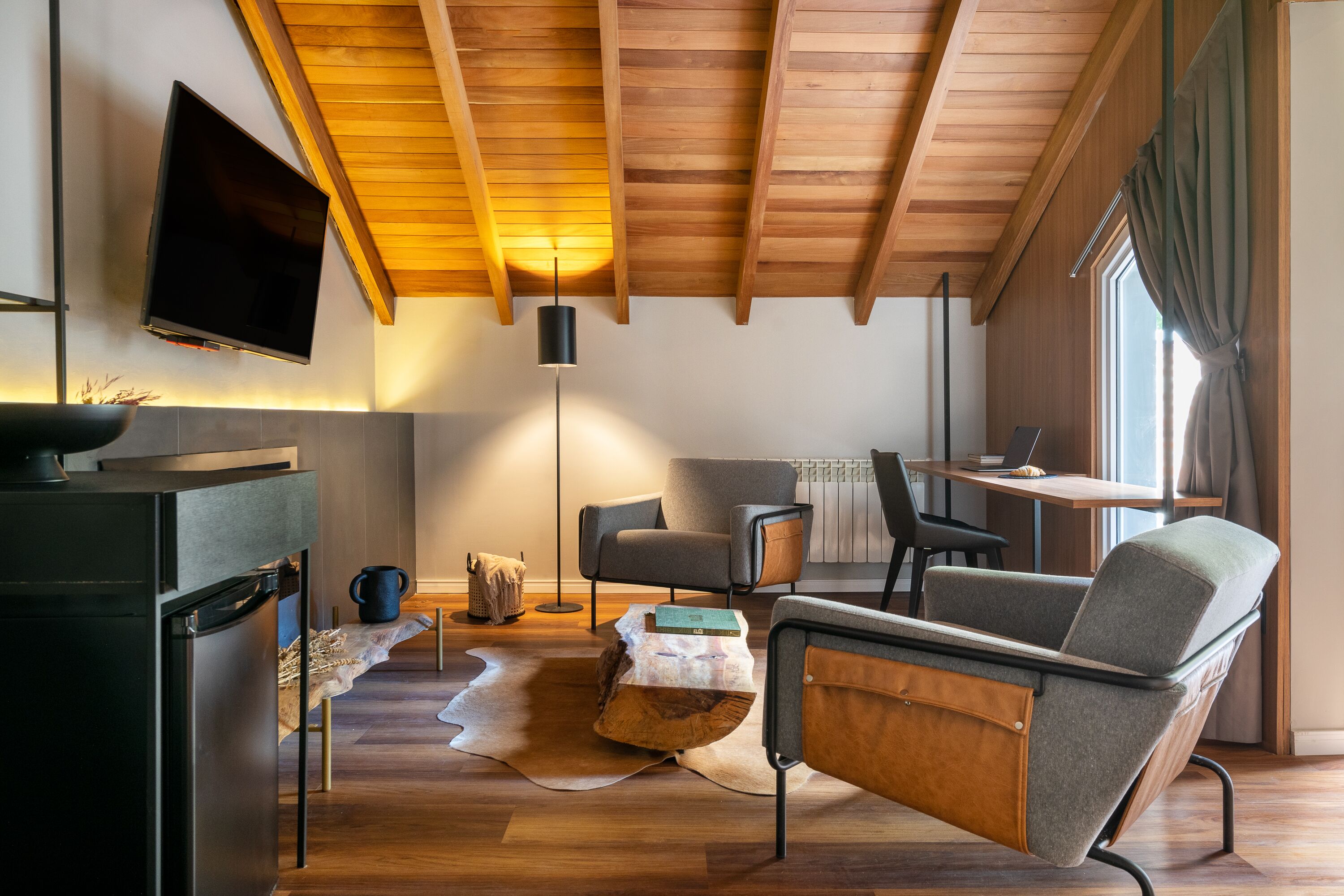 design studio suite | living area | 40-inch smart tv with cable channels, tv