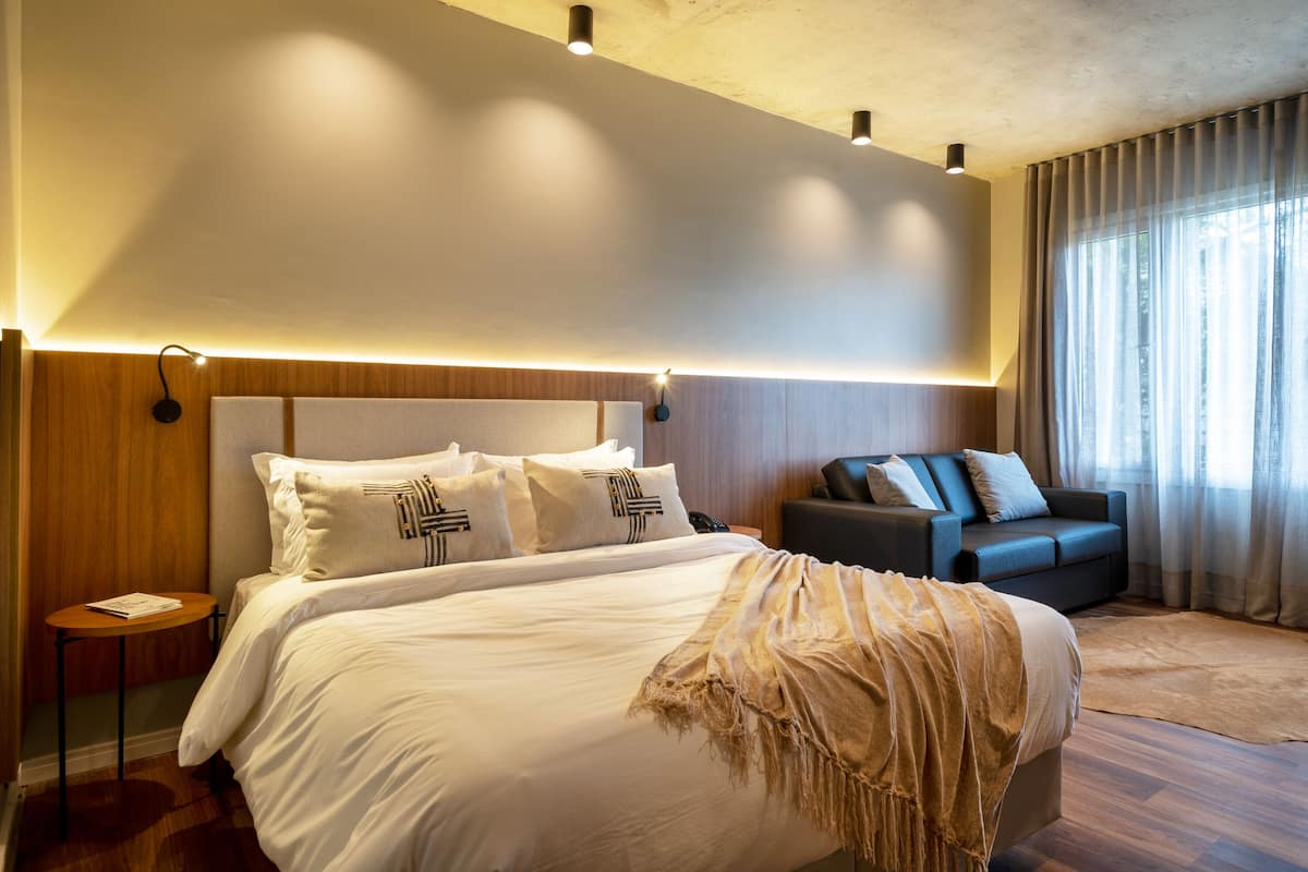 Eenvoudige kamer, 1 twee- of 2 eenpersoonsbedden | Een minibar, een kluis op de kamer, individueel gedecoreerd, een bureau