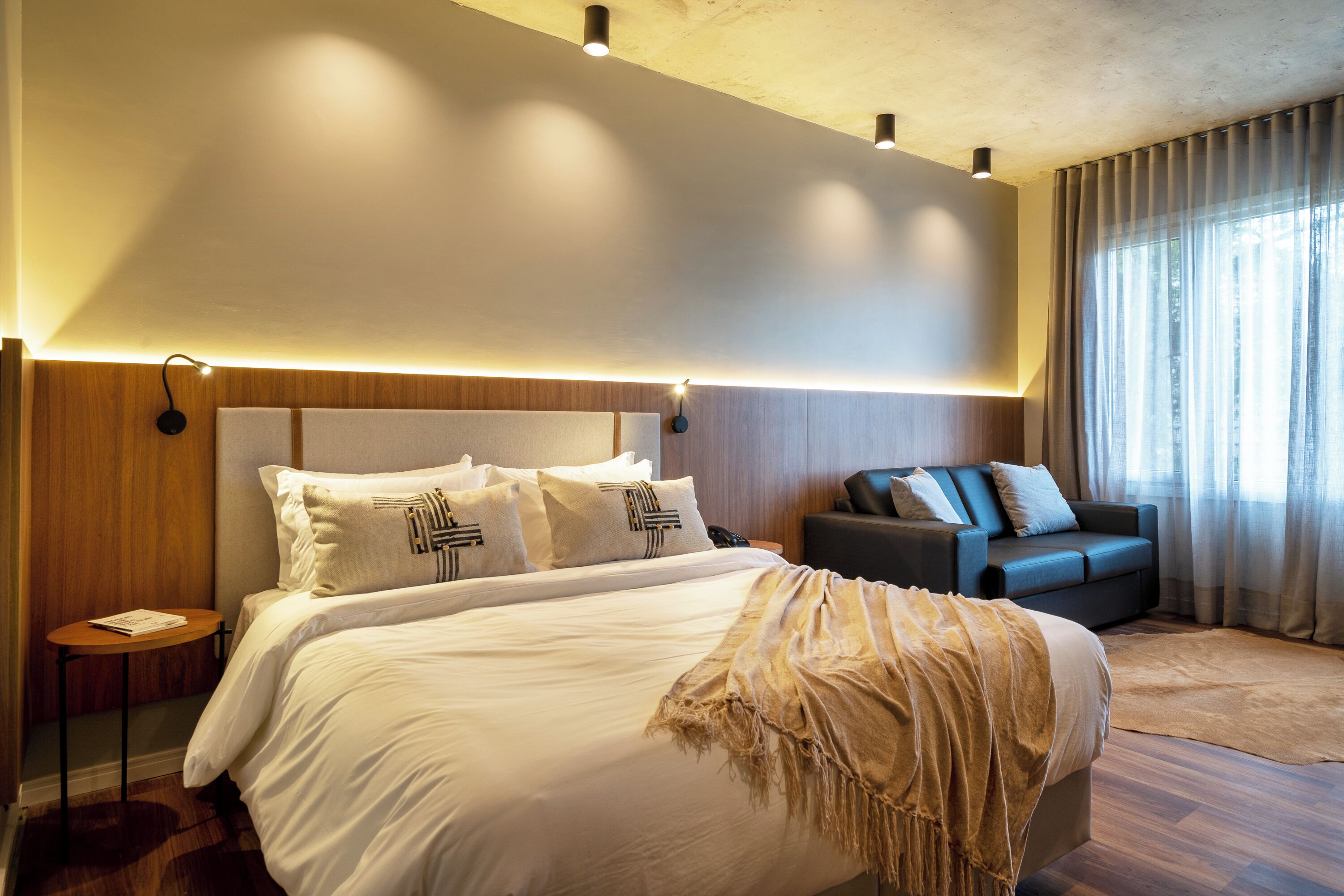 基础双人房或双床房 | 迷你吧、客房内保险箱、特色装修、办公桌