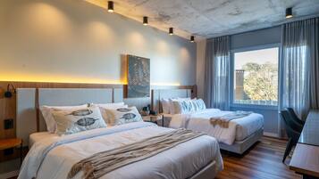 Quarto quádruplo família | Frigobar, cofres nos quartos, individualmente decorados, escrivaninha