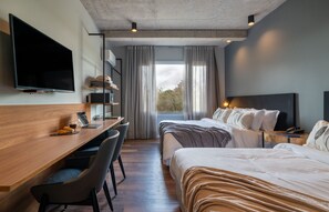 Een minibar, een kluis op de kamer, individueel gedecoreerd, een bureau