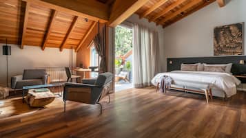 Suíte estúdio design | Frigobar, cofres nos quartos, individualmente decorados, escrivaninha