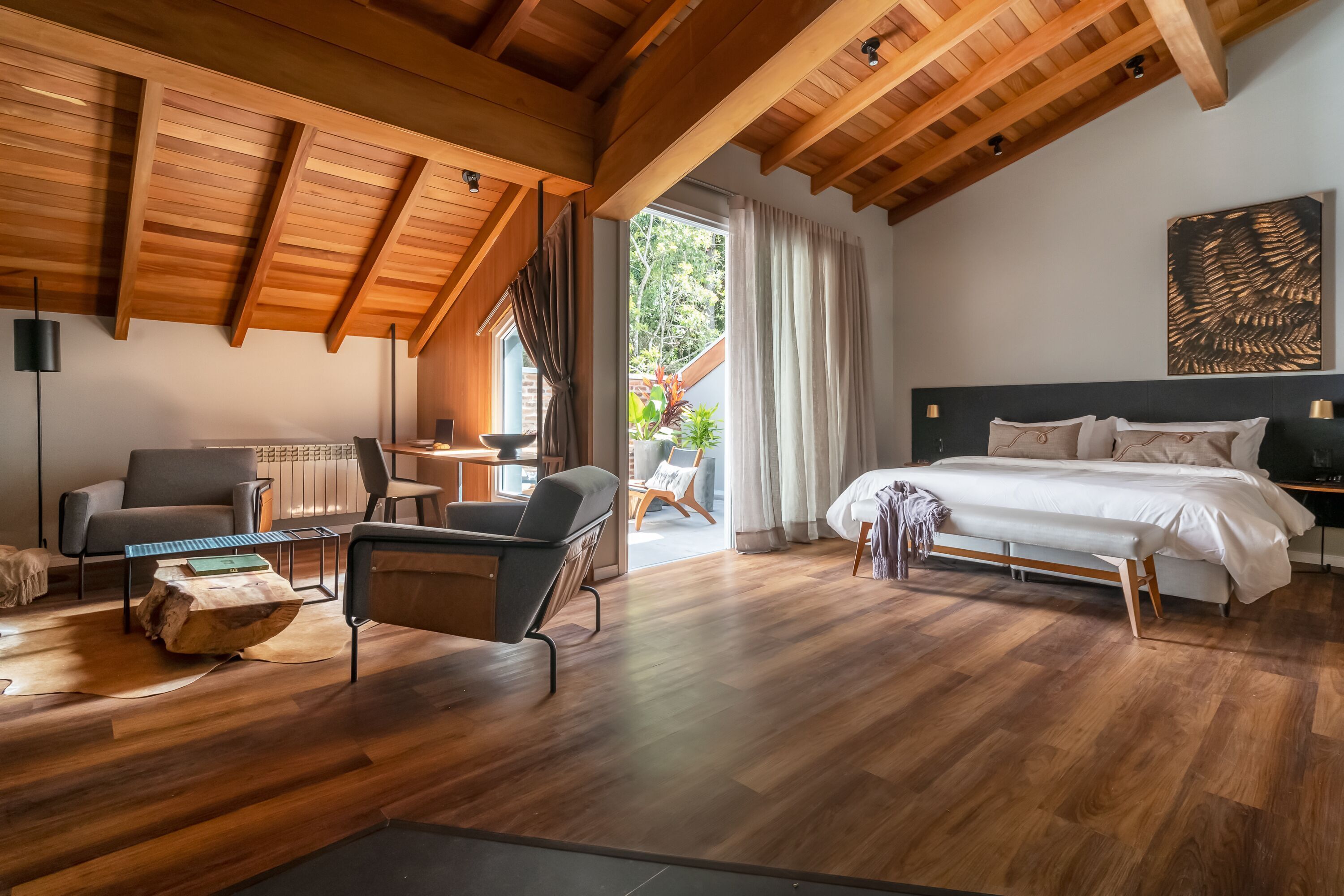 Frigobar, cofres nos quartos, individualmente decorados, escrivaninha