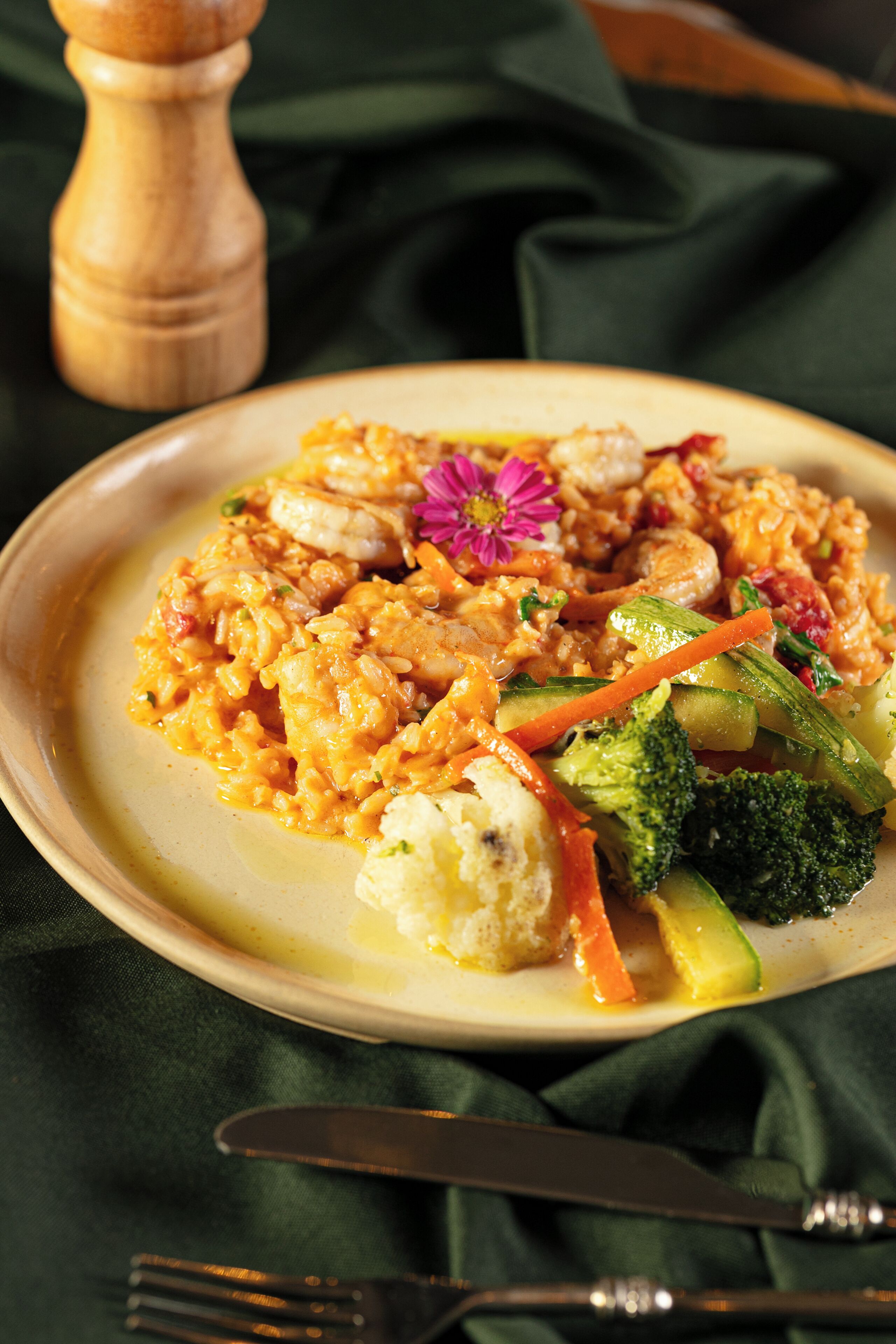 Prato com arroz, legumes e camarão.