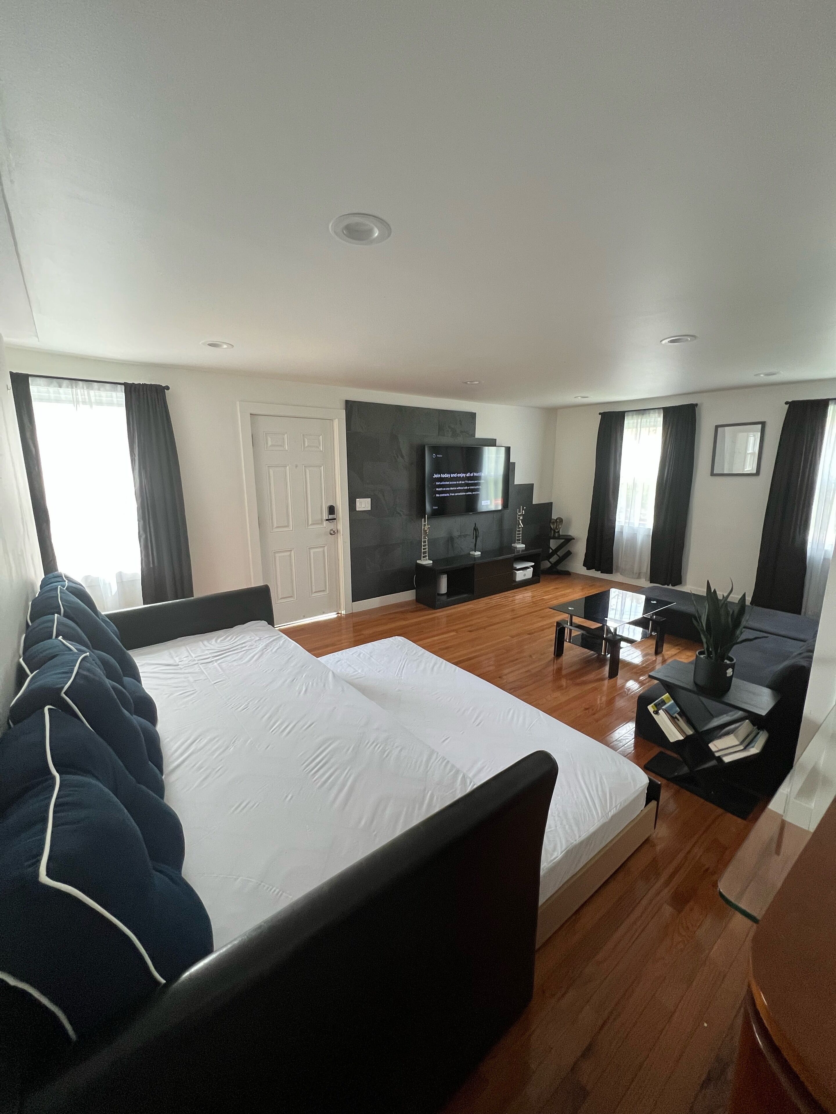 Family home with 8ft fence backyard/ 15 minutes drive to the beach