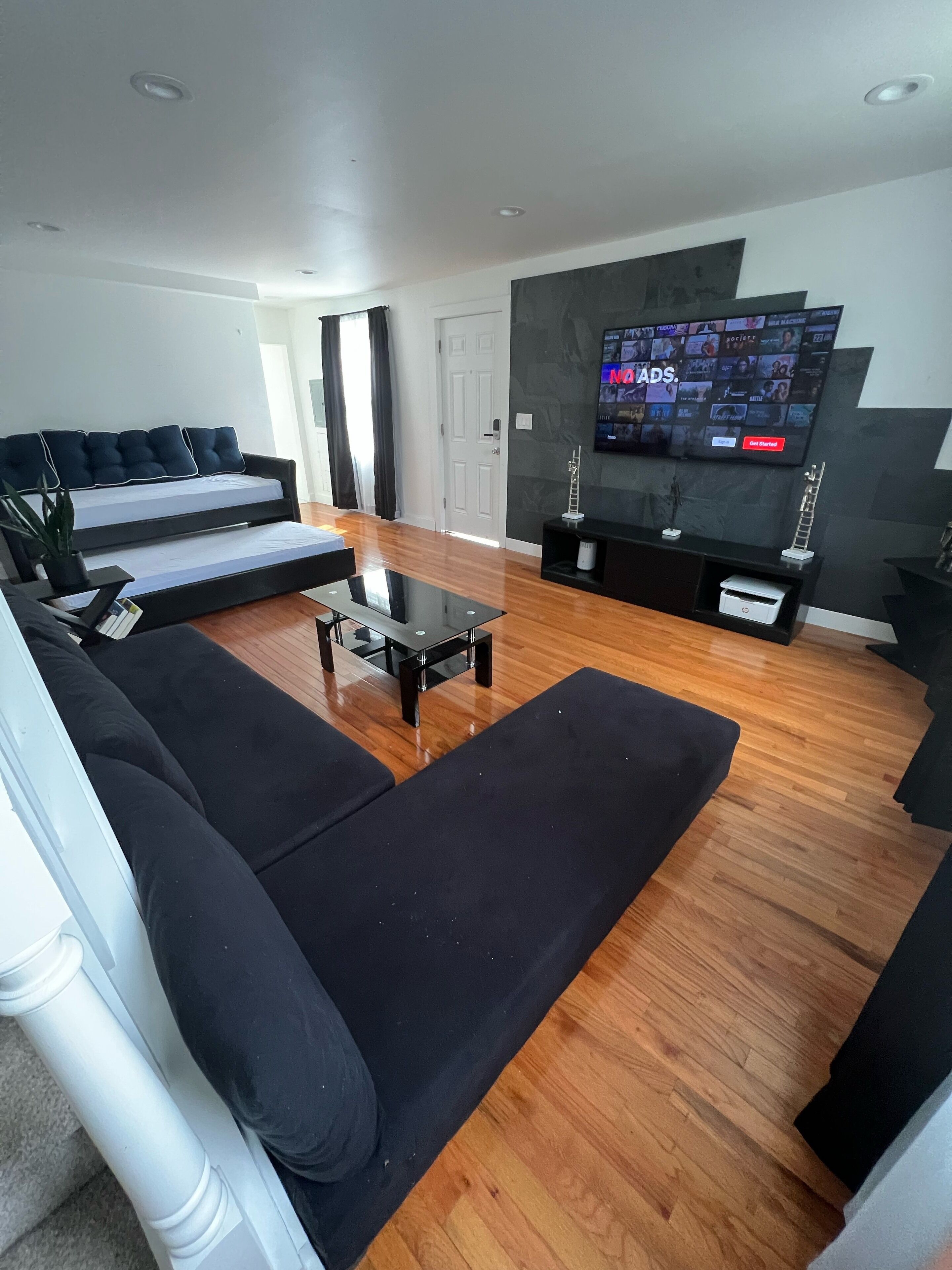 Family home with 8ft fence backyard/ 15 minutes drive to the beach