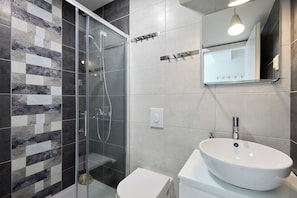 Dusche, Haartrockner, Handtücher