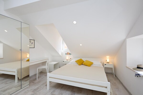 Fer et planche à repasser, Wi-Fi, literie fournie