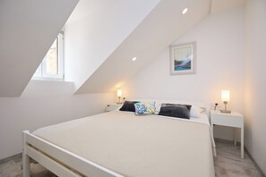 1 habitación, tabla de planchar con plancha y ropa de cama 