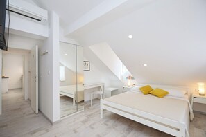 2 habitaciones, tabla de planchar con plancha y ropa de cama