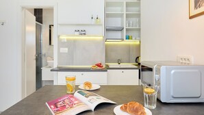 Cocina moderna con una mesa de comedor, un tostador y una revista.
