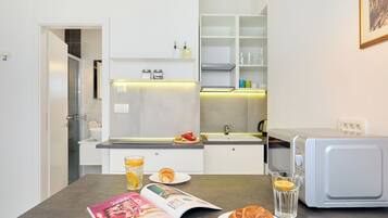 Réfrigérateur, micro-ondes, plaque de cuisson, cafetière/bouilloire