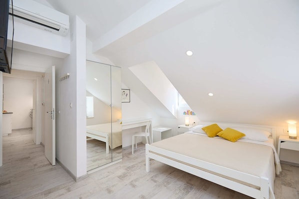 2 bedrooms, iron/ironing board, free WiFi, bed sheets