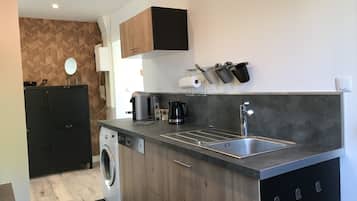 Jääkaappi, mikroaaltouuni, uuni, liesi