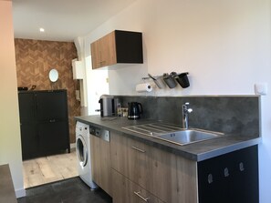 Réfrigérateur, micro-ondes, four, plaque de cuisson