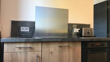 Kylskåp, mikrovågsugn, ugn och spishäll