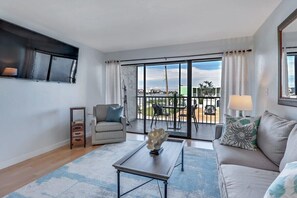 Televisión y oficina 