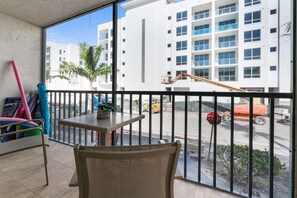 Interior - Cozy Condo With Pool Steps From Vanderbilt Beach (Naples)