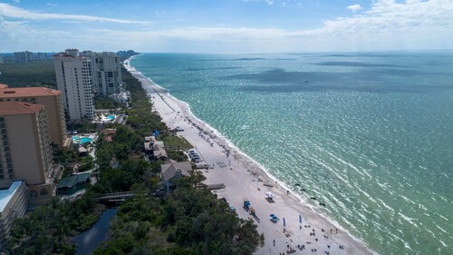 Cozy Condo With Pool Steps From Vanderbilt Beach