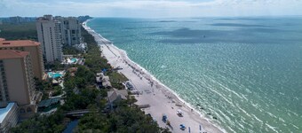 Cozy Condo With Pool Steps From Vanderbilt Beach