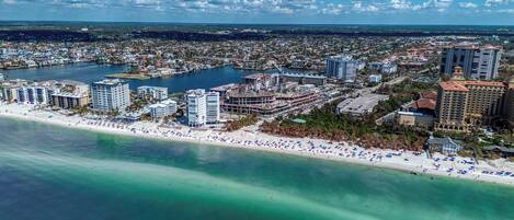 Una spiaggia nelle vicinanze