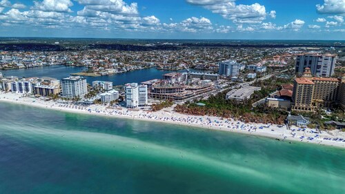 Cozy Condo With Pool Steps From Vanderbilt Beach