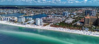 Cozy Condo With Pool Steps From Vanderbilt Beach