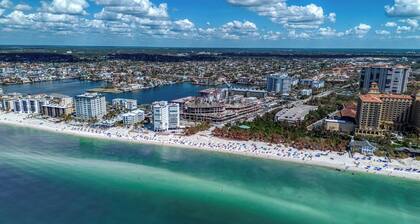 Cozy Condo With Pool Steps From Vanderbilt Beach