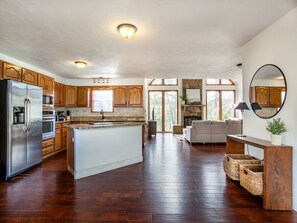 Køleskab, mikrobølgeovn, ovn, kogeplade