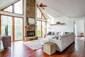 Smart-TV, Kamin, Arbeitsbereiche