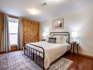 5 bedrooms, desk, iron/ironing board, free WiFi