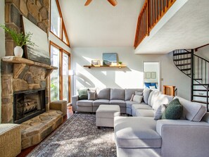 Smart TV, chimenea, futbolito y oficina