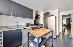 Fridge, oven, stovetop, dishwasher - Comfortable T3 apartment 10 minutes from the Old Port (Marseille)