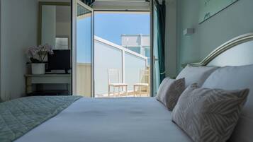 Standard-Vierbettzimmer | Zimmersafe, Schreibtisch, laptopgeeigneter Arbeitsplatz, Reisekinderbett