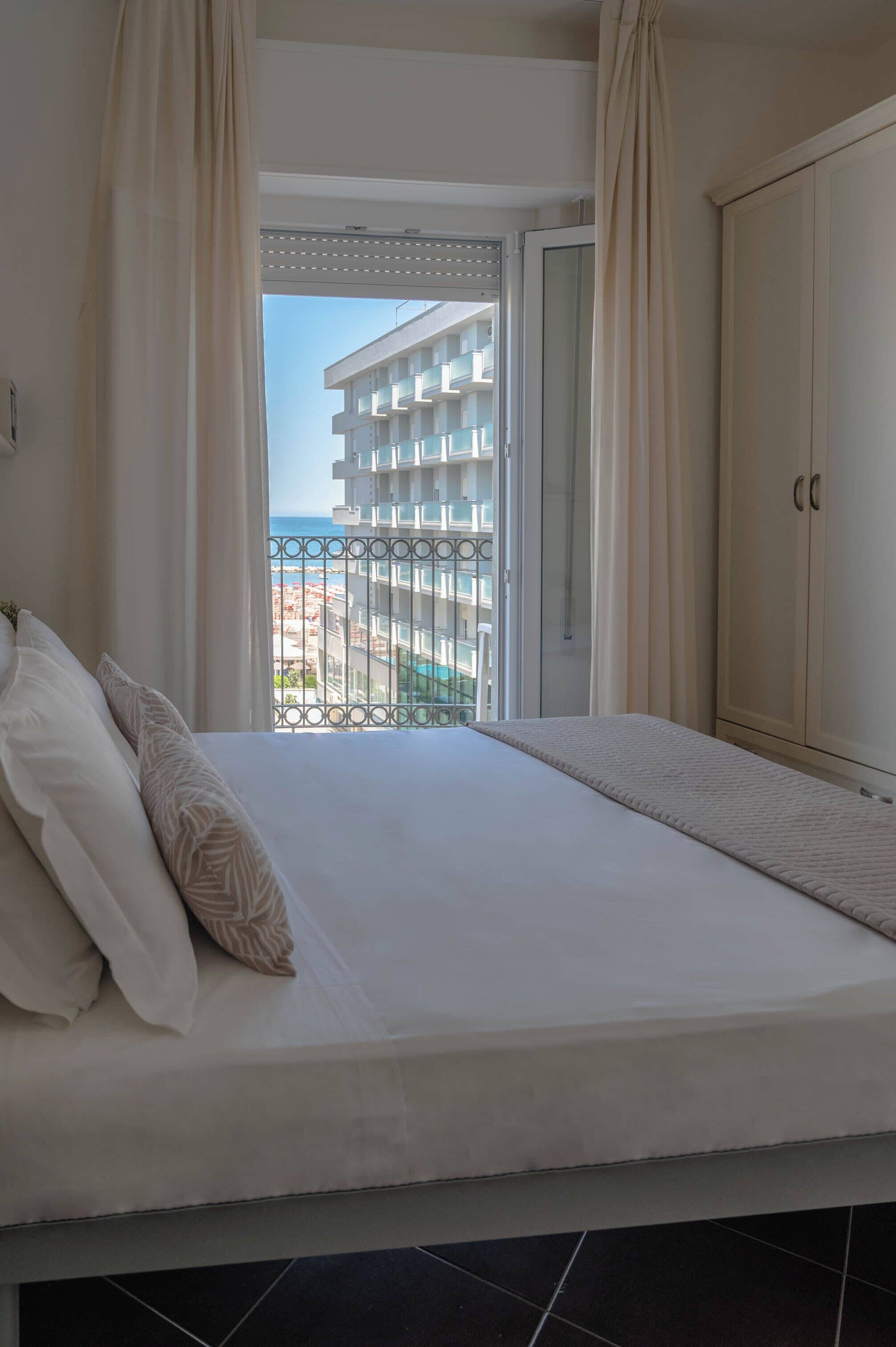 Studio – comfort | Safe på rommet, skrivebord og skrivebord for bærbar PC