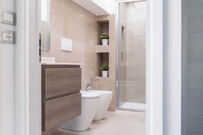 Family Room | Bathroom | Shower, rainfall showerhead, hair dryer, bidet - Hotel Philadelphia (Cattolica)