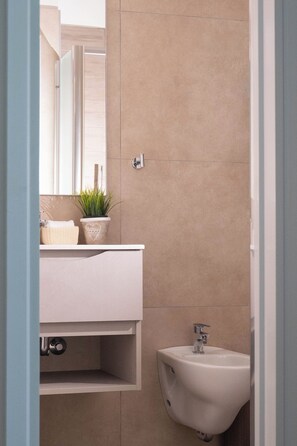 Shower, rainfall showerhead, hair dryer, bidet - Hotel Philadelphia (Cattolica)