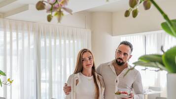 Colazione a buffet, servita tutte le mattine (8 EUR a persona)