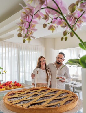 Colazione a buffet, servita tutte le mattine (8 EUR a persona)