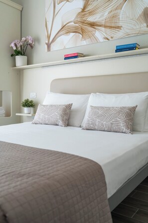 Family Room | In-room safe, desk, laptop workspace, travel crib - Hotel Philadelphia (Cattolica)
