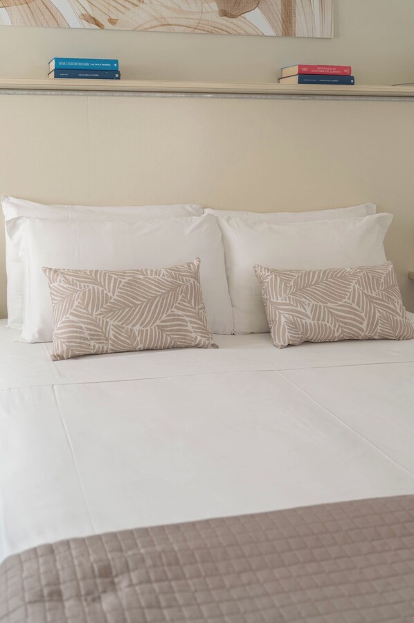 Standard Triple Room | In-room safe, desk, laptop workspace, travel crib