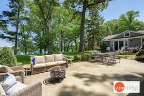 Outdoor dining - Lakeside Retreat - Waterfront, Quiet Neighborhood (Muskegon)
