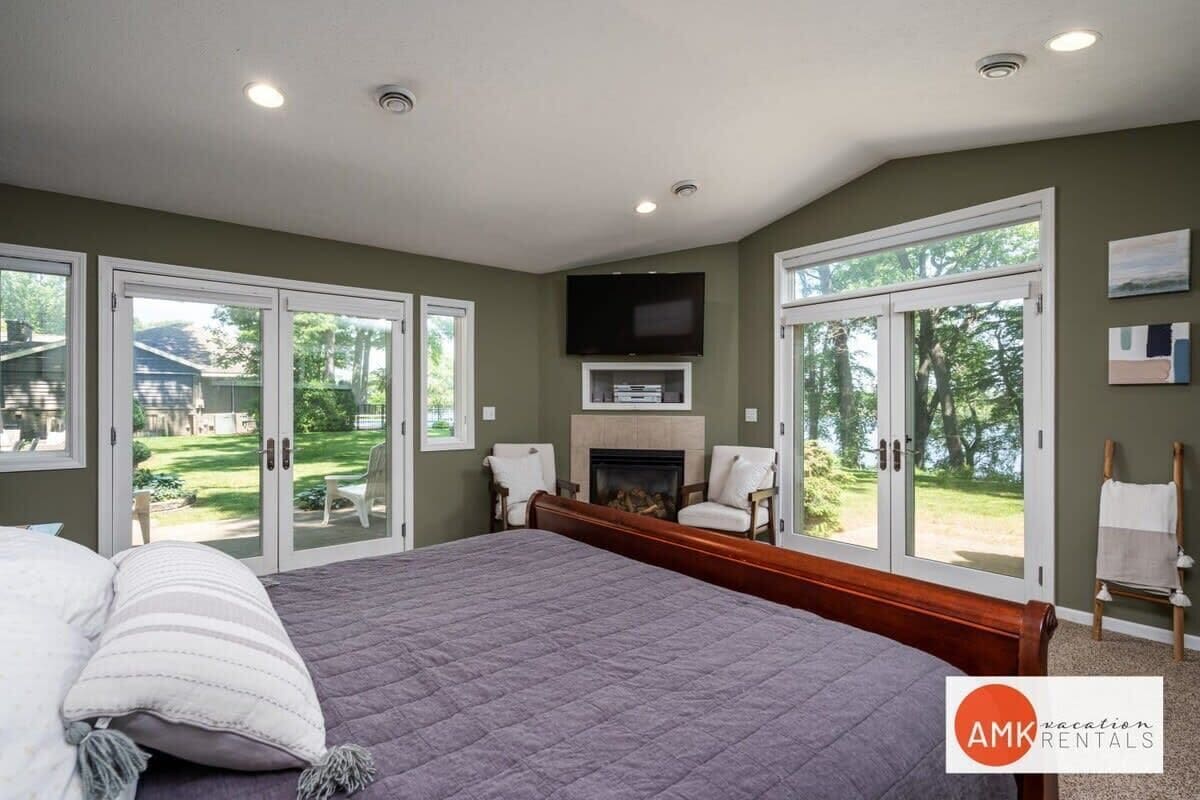 4 bedrooms, desk, iron/ironing board, travel crib